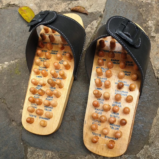  Sandal Pijat Refleksi Selop Kayu