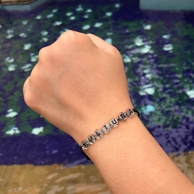  Gelang Huruf Bening Tali Satin