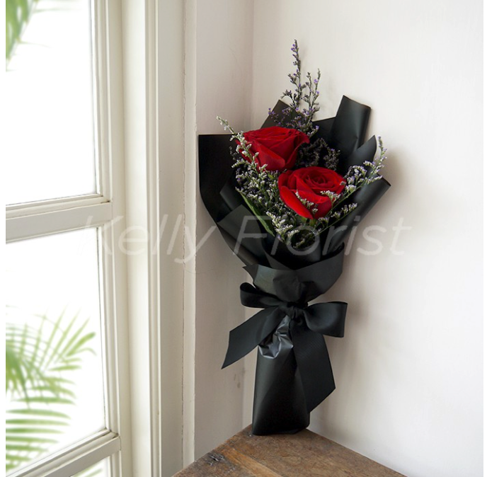 Kelly Florist Dangerously In Love (2 Tangkai Mawar dan Bunga Caspea)