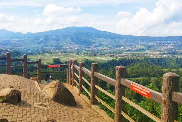 Wisata Tebing Keraton Dan Mengunjungi Taman Hutan Raya 1