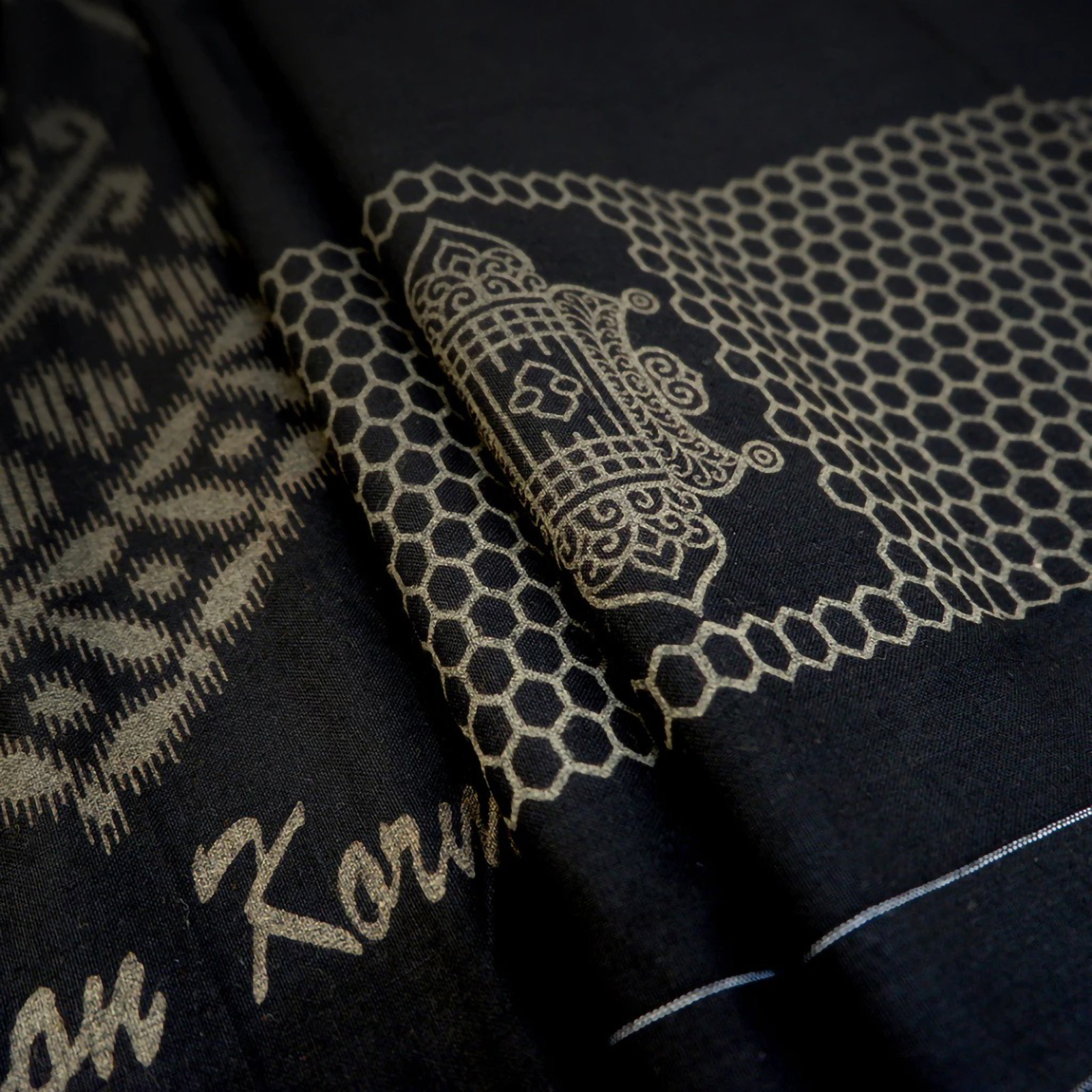 Pohon Korma Sarung Gold Balian Hitam Motif Pintu Aceh