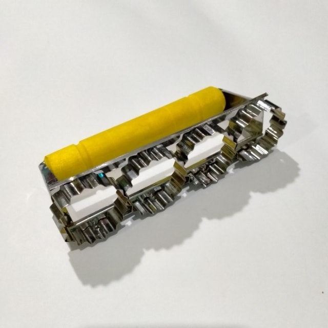  Cutter kue dengan gagang kayu