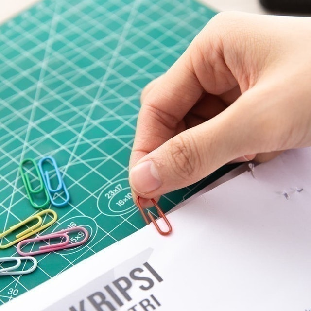 Deli Paper Clips Multi Warna  E0024