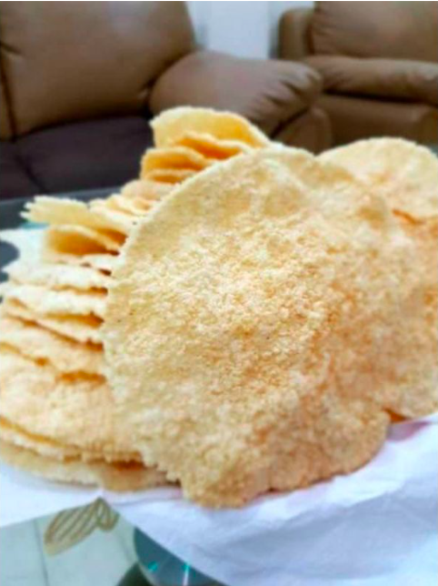  Ibu Menggoreng Kerupuk Gendar Salatiga