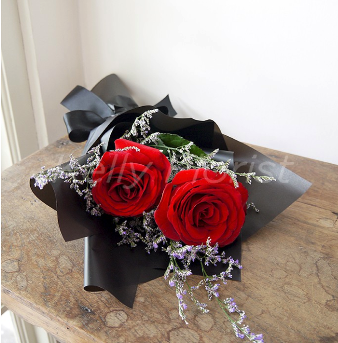 Kelly Florist Dangerously In Love (2 Tangkai Mawar dan Bunga Caspea)