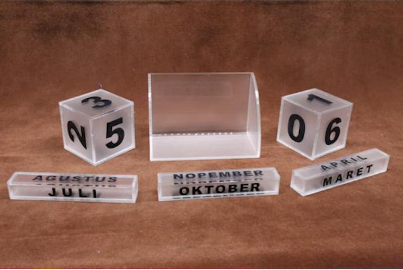 Acrylic Kalender Meja 3