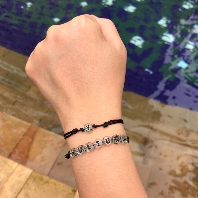 Gelang Huruf Bening Tali Satin