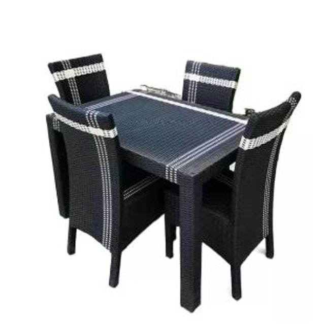  Set Meja dan 4 Kursi Rotan Sintetis Minimalis