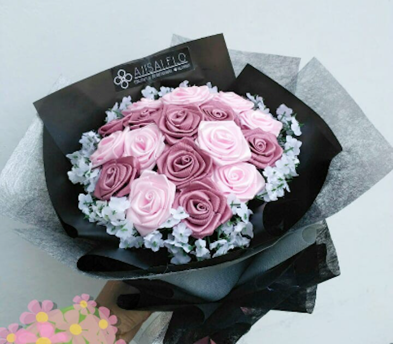 Buket Bunga Mawar Satin + Baby's Breath 4
