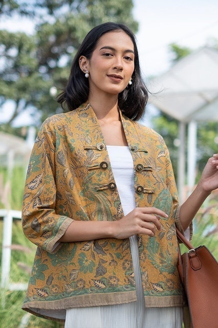 10 Rekomendasi Blazer Batik untuk Wanita Terbaik (Terbaru Tahun