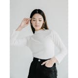 10 Rekomendasi Turtleneck untuk Wanita Terbaik 2