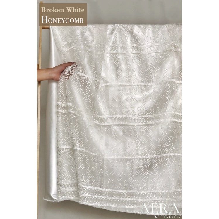 Kain Brokat Broken White
