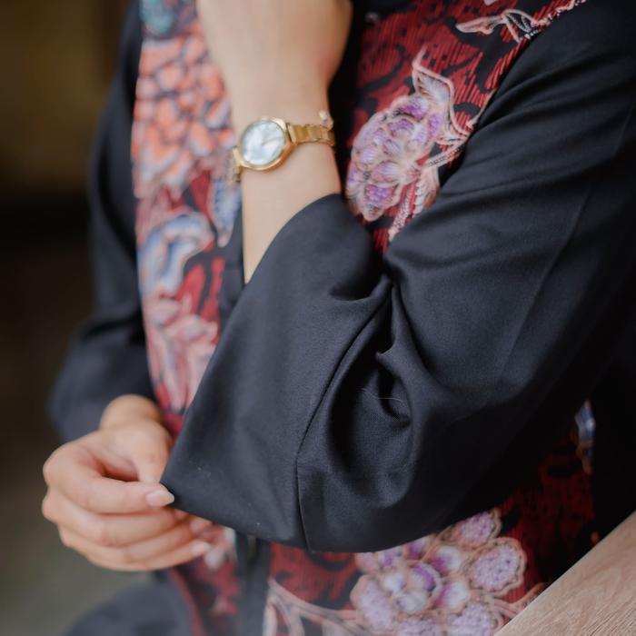  Dharma Artanti Blouse Batik Motif Kembang Lapis Trikot