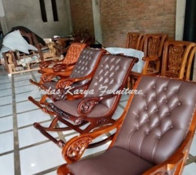  Kursi Goyang Jati dengan Pijakan Kaki