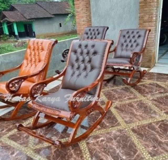  Kursi Goyang Jati dengan Pijakan Kaki