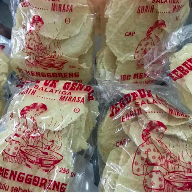  Ibu Menggoreng Kerupuk Gendar Salatiga