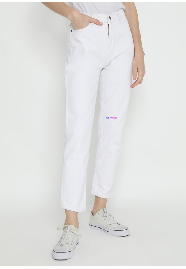 10 Rekomendasi Boyfriend Jeans untuk Wanita Terbaik  4