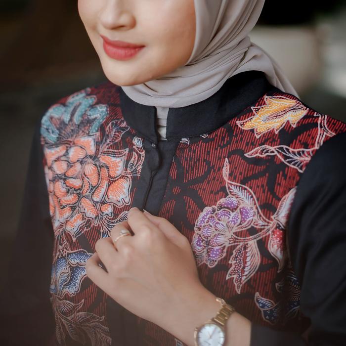  Dharma Artanti Blouse Batik Motif Kembang Lapis Trikot