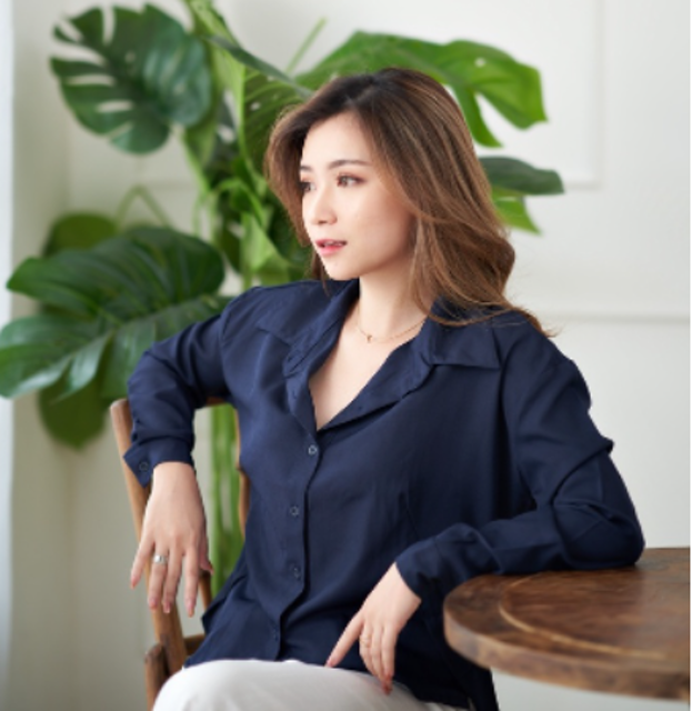 10 Rekomendasi Kemeja Biru Dongker untuk Wanita Terbaik  2