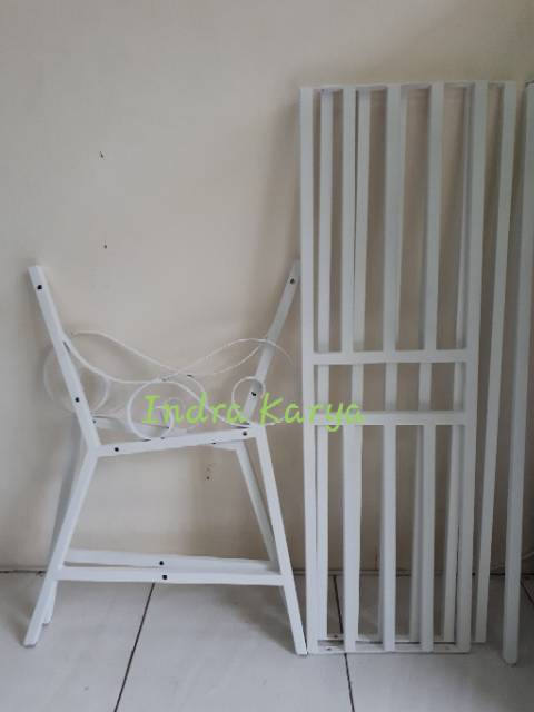  Kursi Taman Besi dengan Sandaran