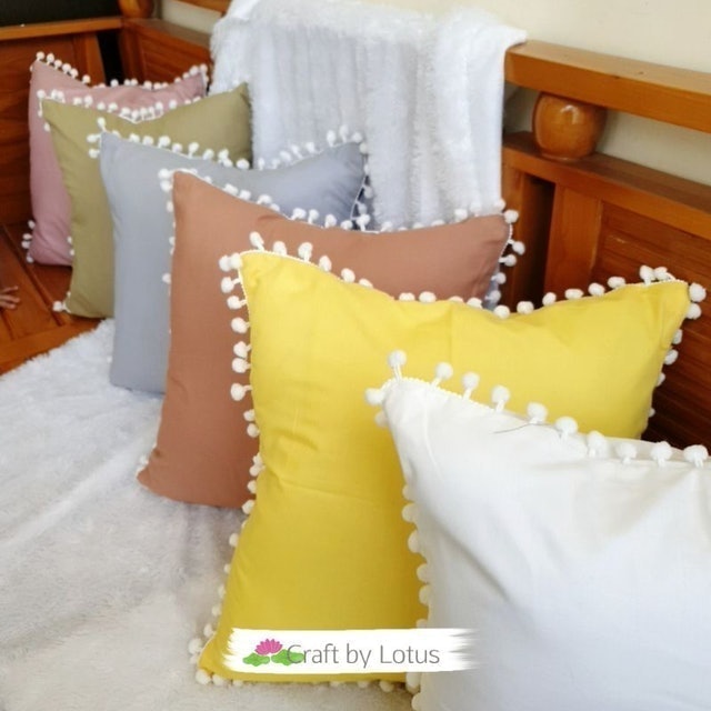  Sarung Bantal Sofa Pom-Pom
