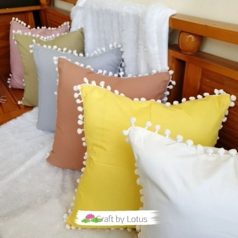 Sarung Bantal Sofa Pom-Pom 3