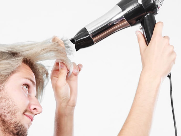 Penggunaan hair dryer untuk styling rambut