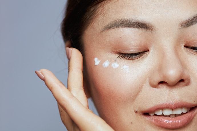 Prioritaskan untuk memilih eye cream dengan kombinasi beberapa jenis pelembap