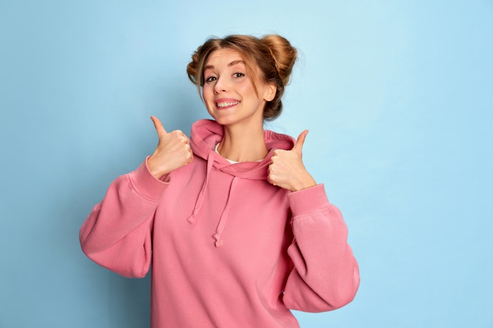 Untuk tampil kekinian, kenakan model oversized dan cropped pink hoodie