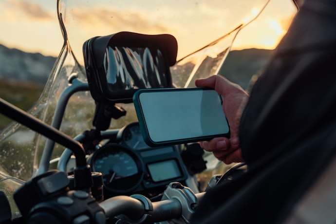 Untuk kebutuhan touring atau ojek online, cari holder waterproof agar HP aman saat hujan