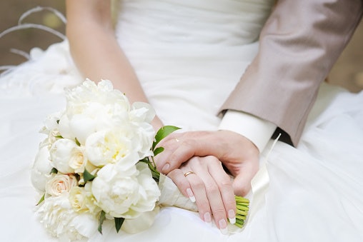 Jika mau buket pengantin yang simpel, pilih yang warna bunganya senada