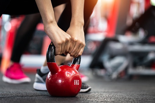 Perhatikan kemudahan menggenggam kettlebell