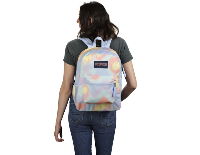 Untuk kuliah, pakai tas ransel kecil wanita minimal ukuran tinggi 30–35 cm dan lebar 20–25 cm supaya muat buku dan laptop