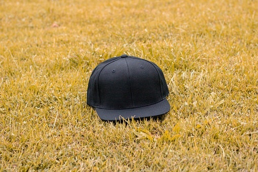 Pertimbangkan structured hat untuk tampilan lebih gagah dan formal