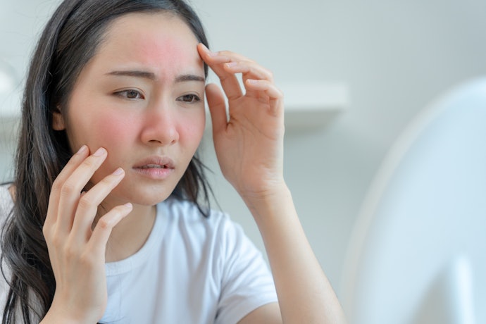 Jika kulit Anda sensitif, fokuskan pada sabun cuci muka yang mengandung soothing agent, seperti panthenol dan allantoin