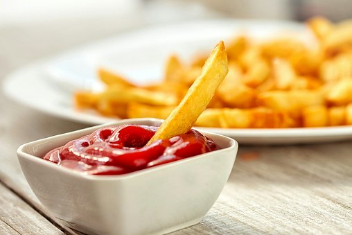 Pertimbangkan saus tomat siap makan bercita rasa asam manis untuk cocolan gorengan dan pelengkap bakso, seperti merek Dua Belibis, ABC, dan Sasa