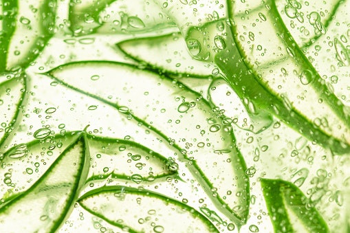 Periksalah kandungan pelembap pada produk all in one gel: Centella asiatica, Aloe vera, dan hyaluronic acid