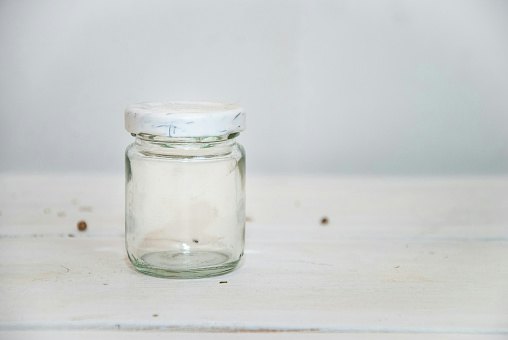 Bagi Anda yang tak mau repot menyiapkan wadah lagi, jatuhkan pilihan pada kemasan stoples