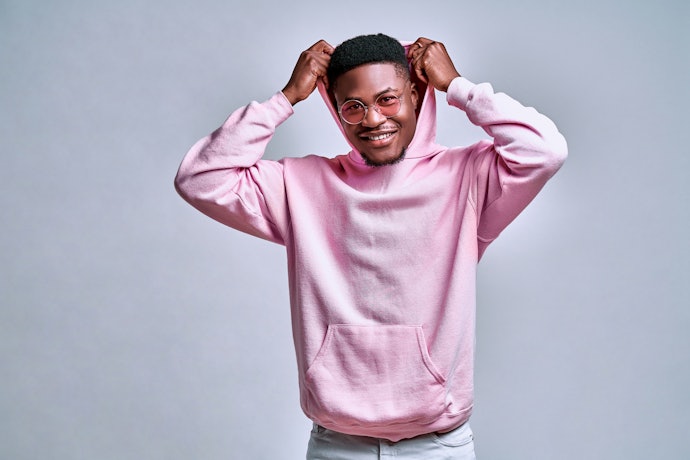 Pertimbangkan hoodie pink unisex atau hoodie couple yang bisa dipakai pria
