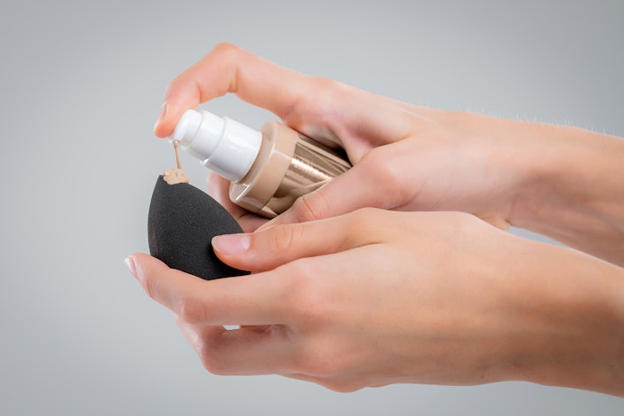 Carilah mineral foundation dengan bentuk liquid atau cream untuk pemilik kulit kering; Kedua jenis tersebut juga memiliki coverage yang tinggi