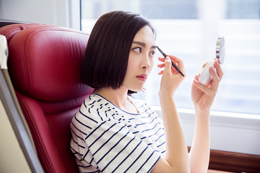 Pilih produk dengan bentuk pensil mekanik agar Anda lebih mudah menggambar alis yang presisi sekaligus pigmented
