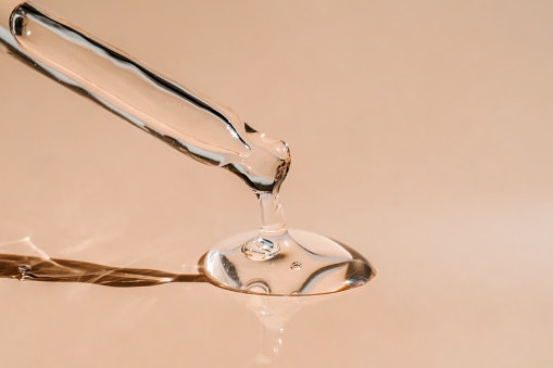 Pilih serum bertekstur cair yang non-comedogenic serta mengandung glycerin, hyaluronic acid, atau propylene glycol bila kulit berjerawat Anda juga cenderung berminyak