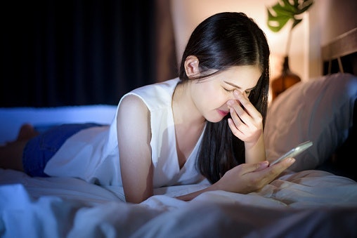 Bila Anda sering melihat gadget sehingga mata terasa kering dan lelah, cari tetes mata dengan kandungan di atas dan istirahatkan mata