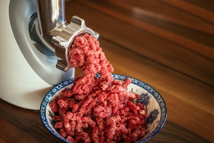 Agar penggilingan efisien, pastikan kapasitas daging sesuai dengan kebutuhan