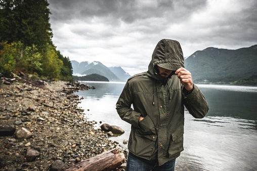 Cari jaket parka ber-hoodie untuk melindungi kepala dari hujan, panas, dan cuaca berangin