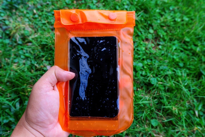 Untuk penggunaan di kolam, pilih penutup tipe zip lock yang waterproof