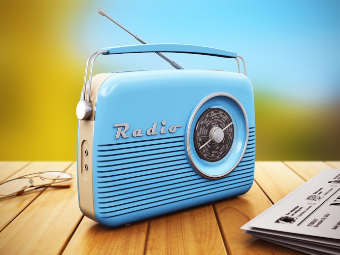 Untuk outdoor, cari radio portable dengan banyak alternatif sumber daya