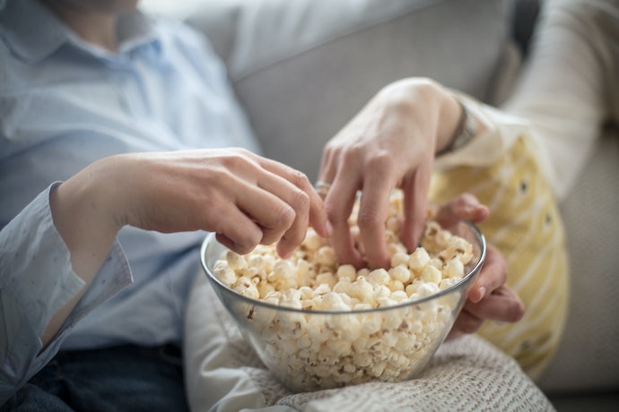 Pilih popcorn kemasan siap saji bila Anda tak ingin repot memasak
