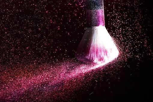 Untuk pemula, pilih powder blush karena lebih mudah diaplikasikan