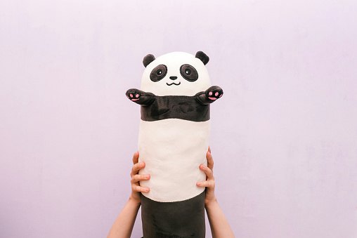 Pastikan bahan bantal boneka lembut dan empuk, seperti katun, poliester, dan microfiber
